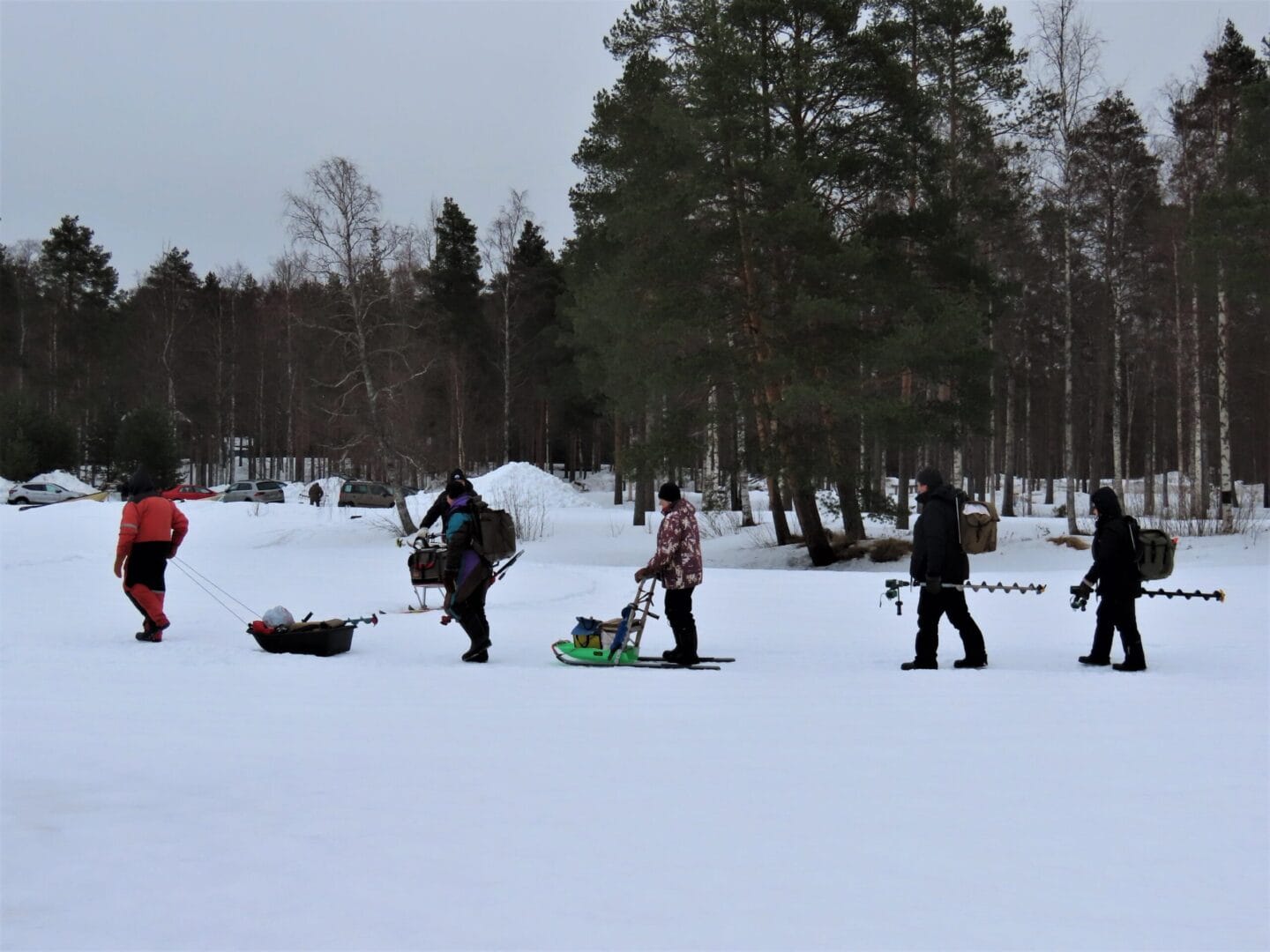 Pilkkijät kävelemässä jäällä.